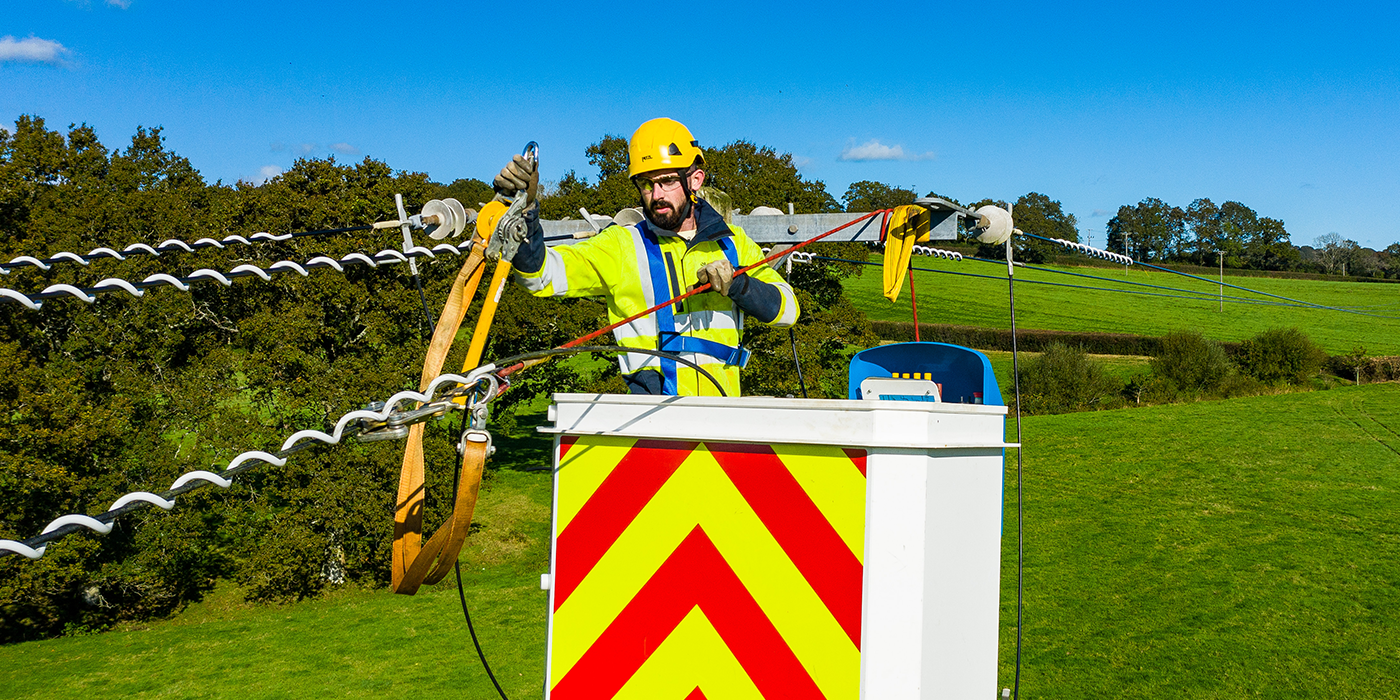 Mobile plant working in the vicinity of overhead powerlines